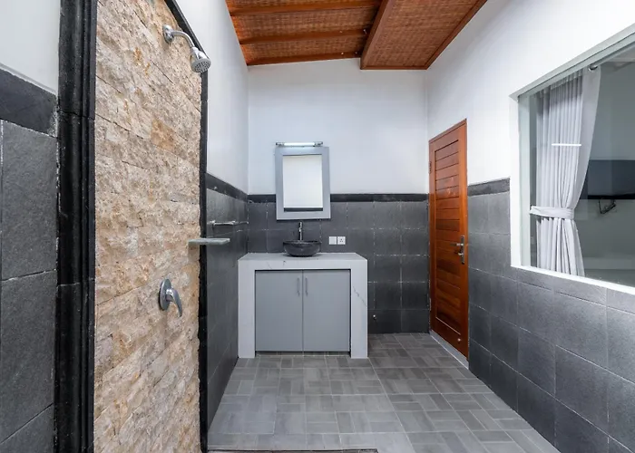 3 Bedroom Mawar Walk To 别墅