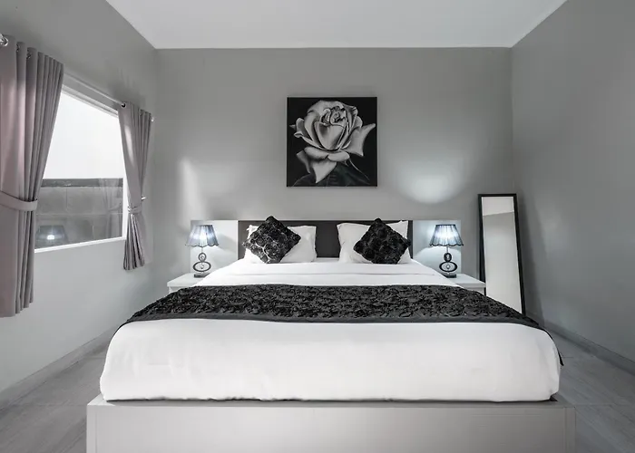 3 Bedroom Mawar Walk To 别墅