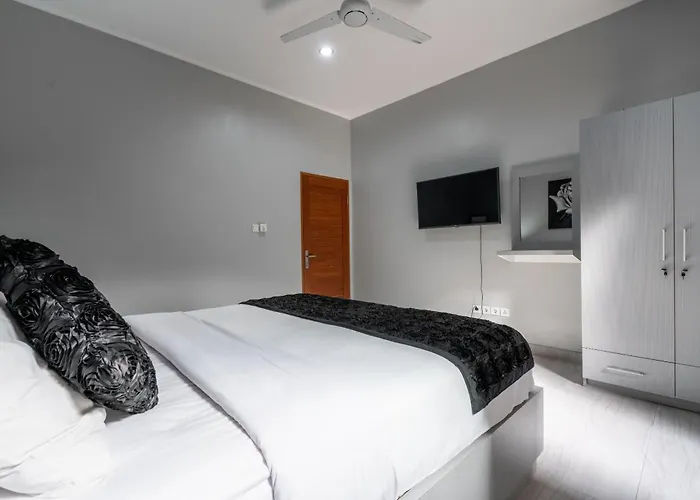 3 Bedroom Mawar Walk To *