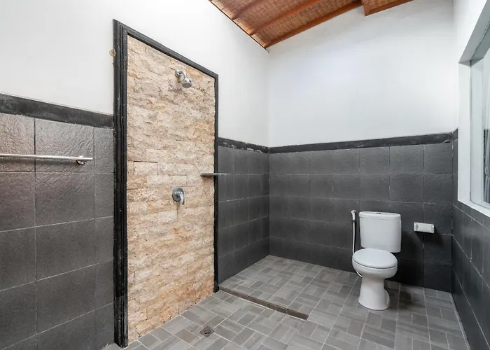 3 Bedroom Mawar Walk To 别墅