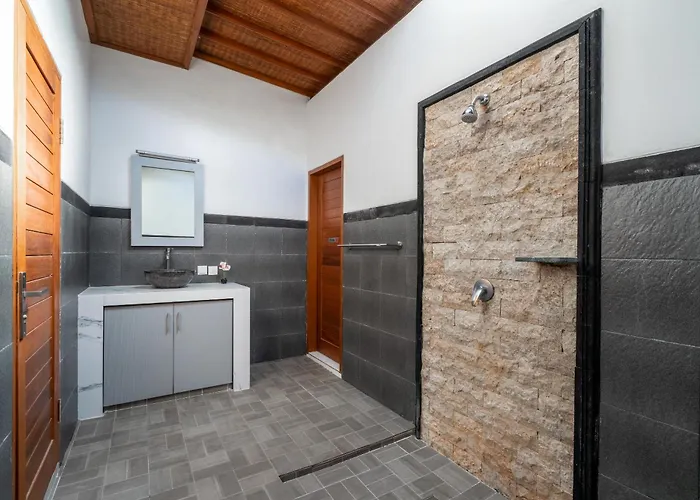 3 Bedroom Mawar Walk To 别墅