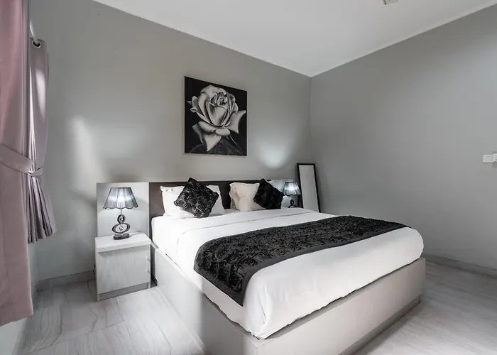 3 Bedroom Mawar Walk To 别墅
