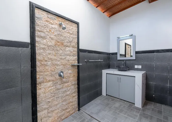 3 Bedroom Mawar Walk To 勒吉安